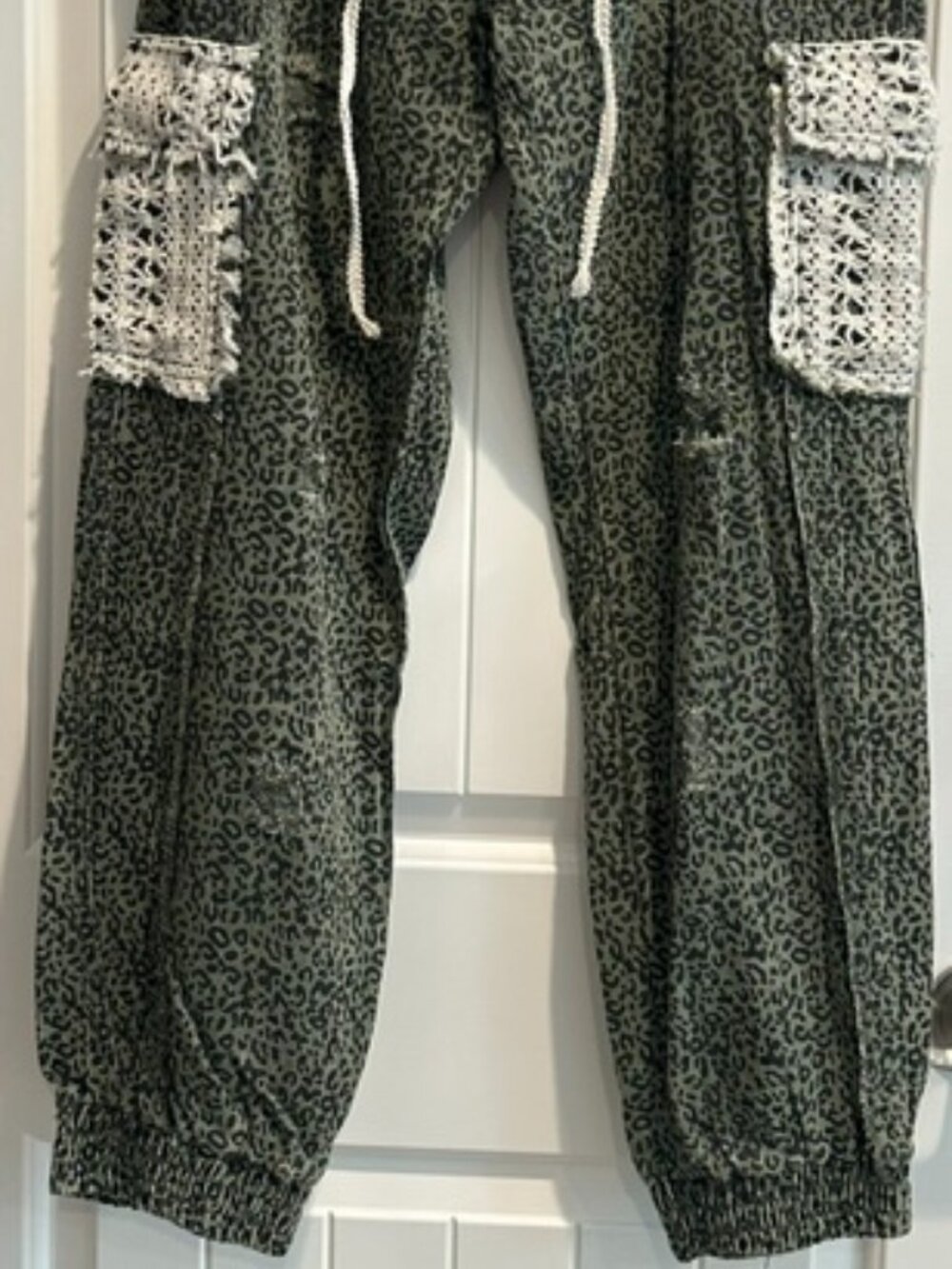 NWOT POL Green Leopard Joggers Crochet Pockets size- MEDIUM - Picture 2 of 5